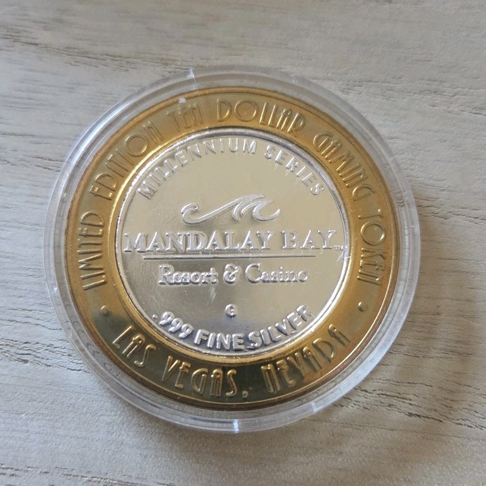 Limited Edition Ten Dollar Game Token MANDALAY BAY of Las Vegas Parrots .999 FS - Picture 2 of 3
